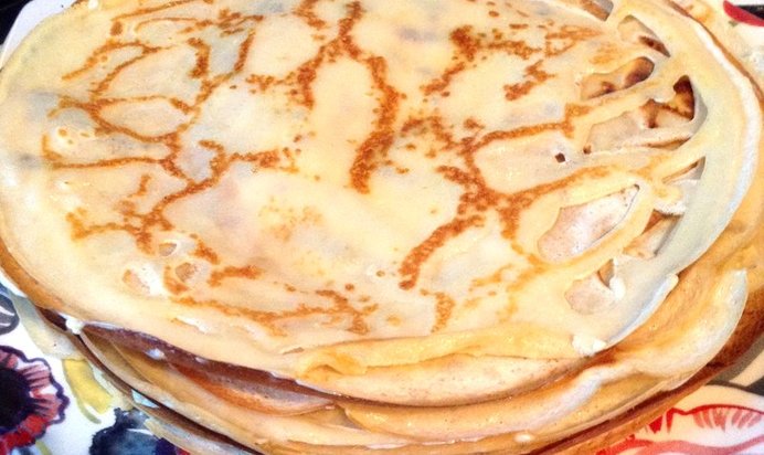 Тонкие блины со сливочным маслом