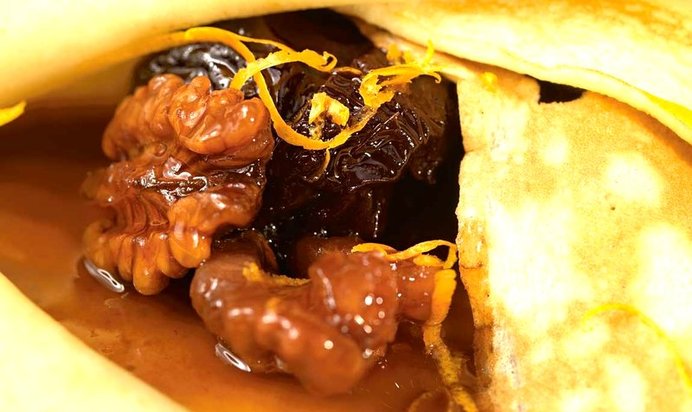 Пшеничные блинчики с соусом из чернослива, грецких орехов и апельсинового сока