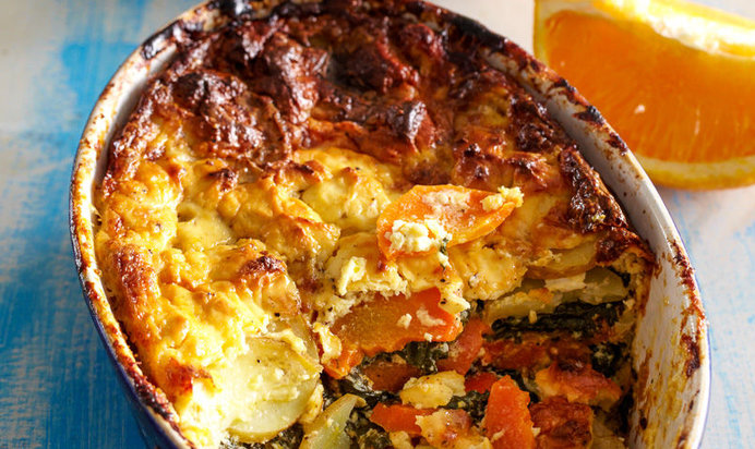 Запеканка из шпината, картофеля и моркови с апельсиновой цедрой