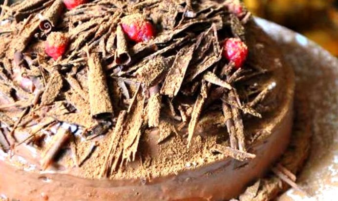 Шоколадный торт с шоколадной стружкой
