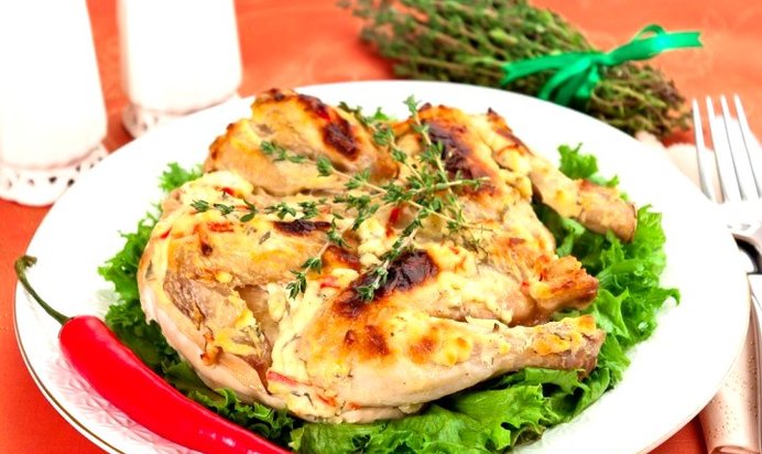 Цыпленок, запеченный под кремом из Филадельфии, чеснока, перца и тимьяна