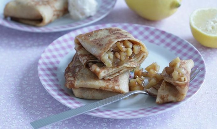 Блины, фаршированные яблоками с орехами и корицей