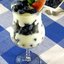 Грушевый десерт с мороженым и свежими ягодами