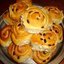Булочки «Розы» с сахаром и изюмом