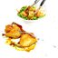Глазированная в меду курица с салатом из латука, романо, пекинской капусты