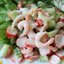 Крабовый салат с креветками и сельдереем и огурцом