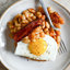 Американский завтрак: глазунья с белой фасолью и беконом