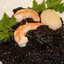 Ризотто с чернилами каракатицы, креветками и гребешками