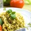 Летний салат с пастой, песто и помидорами