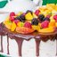 Торт с шоколадными подтеками и фруктами