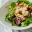 Салат с курицей-гриль, виноградом и козьим сыром под медовым соусом с бальзамиком