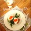 Яйца пашот на тостах с красной икрой и рукколой