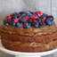 Шоколадный торт с ягодами