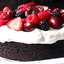 Шоколадный торт с ягодами