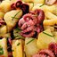 Картофельный салат с маринованными осьминогами