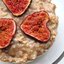 Овсяная каша с инжиром и теплым медовым соусом