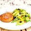 Бургер из индейки с зеленым салатом и фермерской сметаной