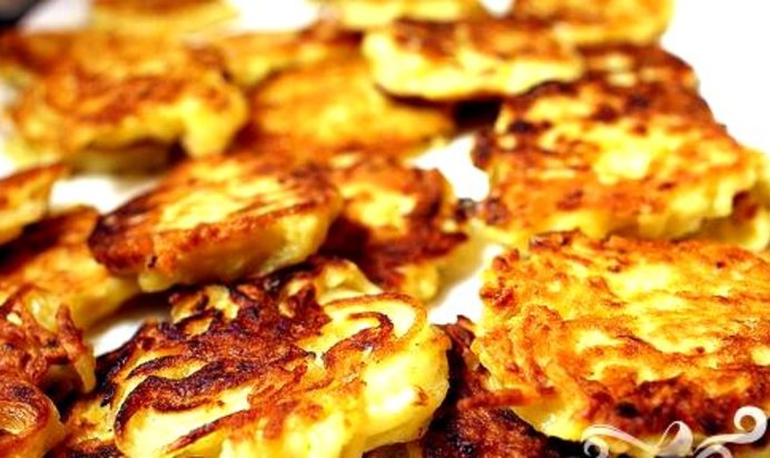 Картофельные оладьи с икрой