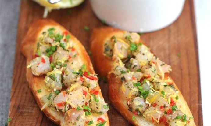 Тартар из скумбрии с жареным багетом