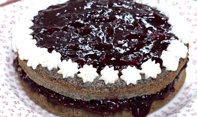 Торт с вишневым вареньем, маком и взбитыми сливками