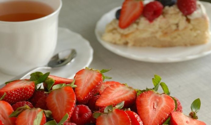 Торт «Бисквитная корзинка» с летними ягодами