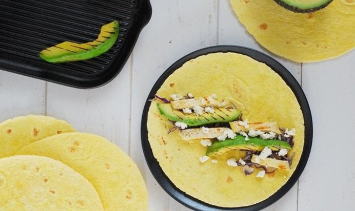 Тортилья с авокадо и курицей