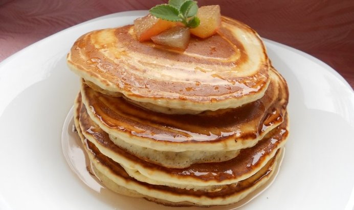 Сладкие оладьи с яблочным сиропом