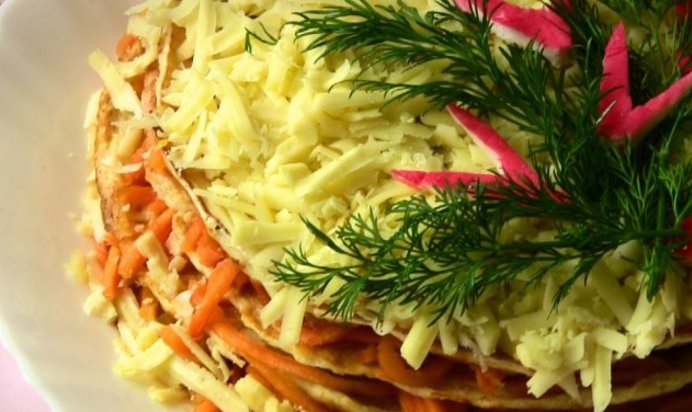 Закусочный торт из курицы с морковью