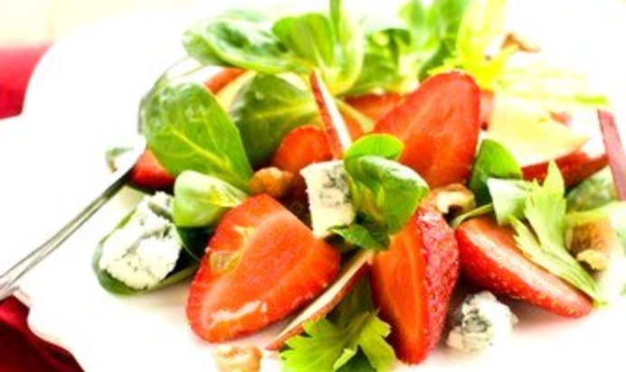 Салат из шпината, клубники и голубого сыра с малиновым винегретом