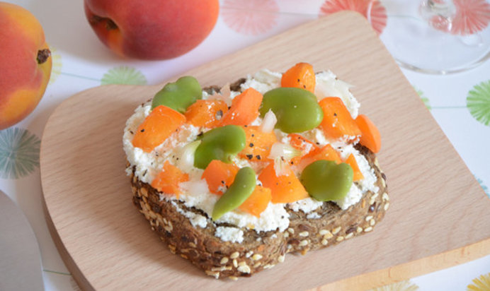 Брускетта с рикоттой, бобами и абрикосом