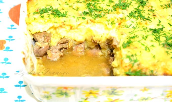 Картофельная запеканка с печенкой, тушеной в белом вине, и орехами