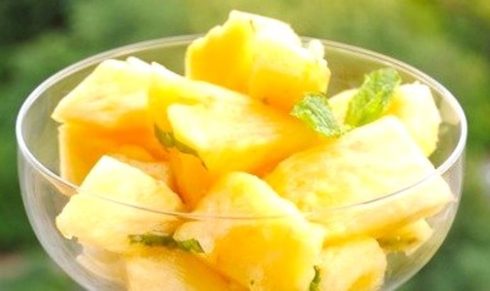 Ананас с мятным сиропом