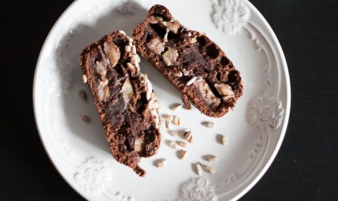 Шоколадный кекс с бананами и подсолнечными семечками