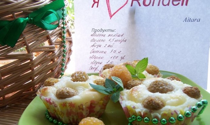 Маффины с желтой малиной и заварным кремом