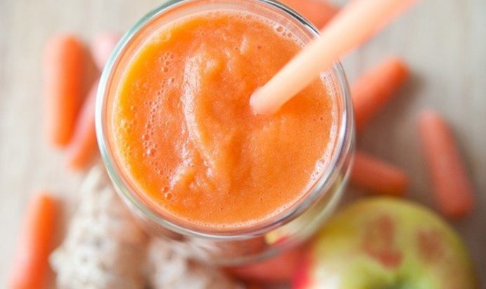 Органический имбирно-морковный коктейль