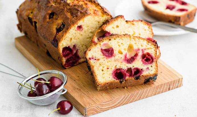 Творожный кекс с вишней