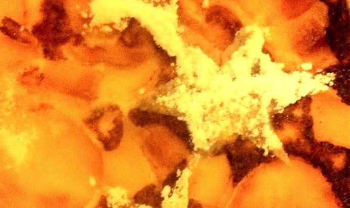 Творожная запеканка с яблоками и изюмом