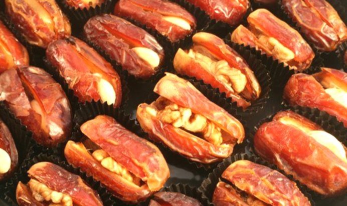 Фаршированные сыром бри финики с грецкими орехами и кленовым сиропом