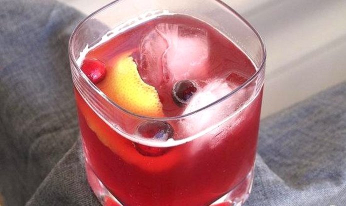 Коктейль с клюквой и лимончелло