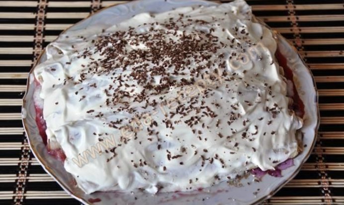 Блины с вишней в сметанном креме