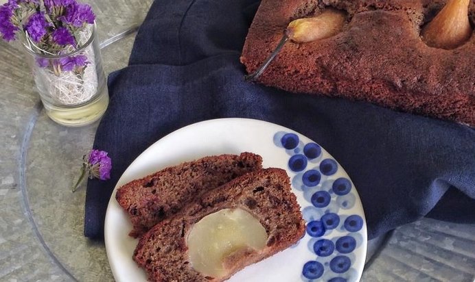 Шоколадно-черемуховый кекс с грушей