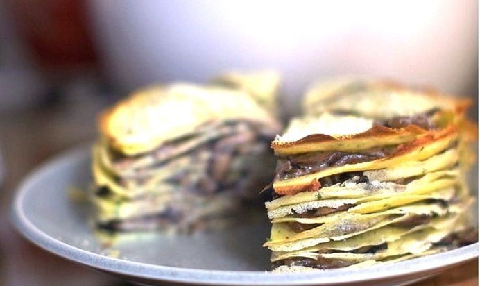 Блинный грибной торт