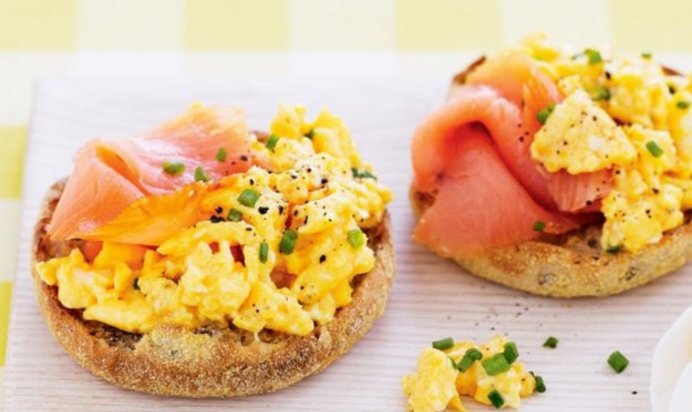 Тосты с яйцом и копченым лососем
