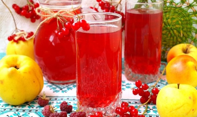 Компот с яблоками, малиной, калиной и айвой