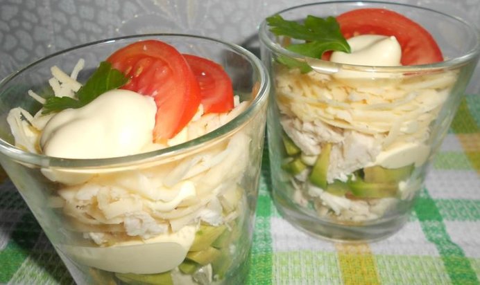 Салат-коктейль с курицей, авокадо и сыром
