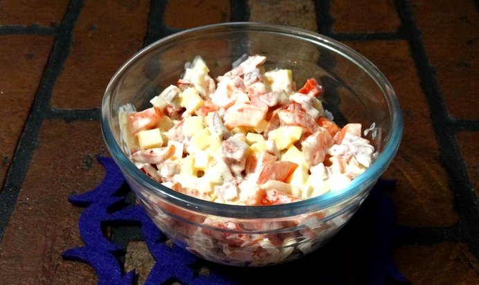 Салат с колбасой и сыром