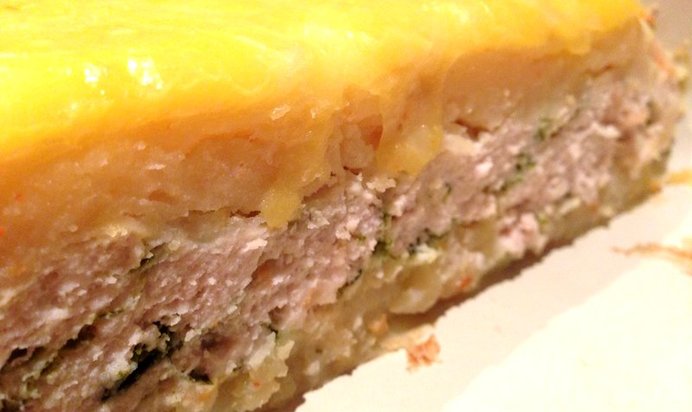 Картофельная запеканка с начинкой из куриного филе и шпината