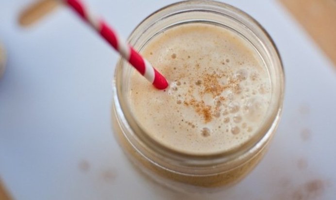 Ванильный смузи с медом и арахисовой пастой