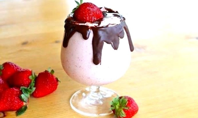 Клубничный коктейль в шоколадной глазури