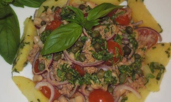 Теплый салат из тунца с фасолью и картофелем